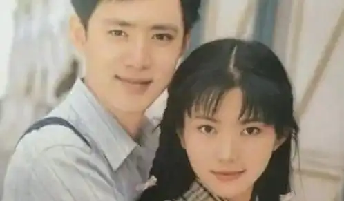 她是黄晓明的初恋女友,赵薇前男友的最爱,却穿着婚纱下葬