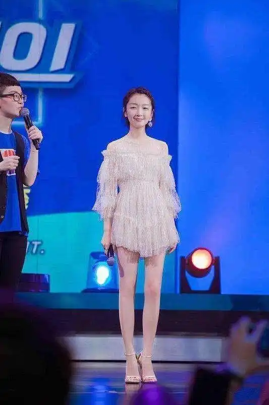 周冬雨纱质长裙出席活动,有爱互动,网友你怎么没啥动静啊