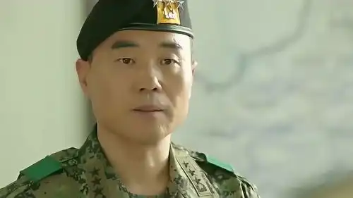 太阳的后裔柳时镇被尹明珠亲爸逼问,他却没将尹明珠当成女儿
