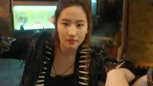 二代妖精刘亦菲笑起来好像赵丽颖啊,既带仙气又可爱