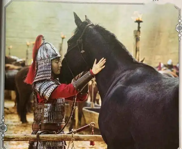 花木兰新剧照保管刘亦菲骑马驰骋霸气挥枪