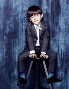 爸爸去哪儿萌娃西装照诺一小王子嗯哼萌kimi超可爱