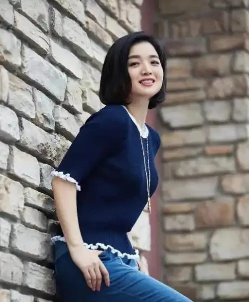 久别的人白雪与富商离婚,恋小8岁男友,17岁儿子颜值高