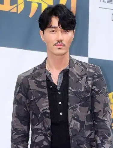 李升基和游记收视破10就体验特战部队生活
