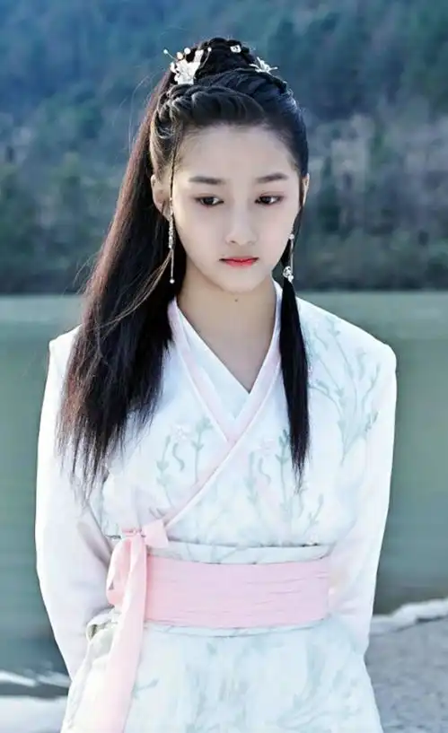 一张海报看破今年的金鹰女神,不是热巴也不是杨紫,而是c位的她
