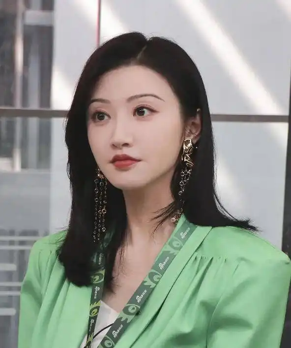 景甜近照疑又改脸,微笑唇人工膨胀感明显,撞脸奚梦瑶