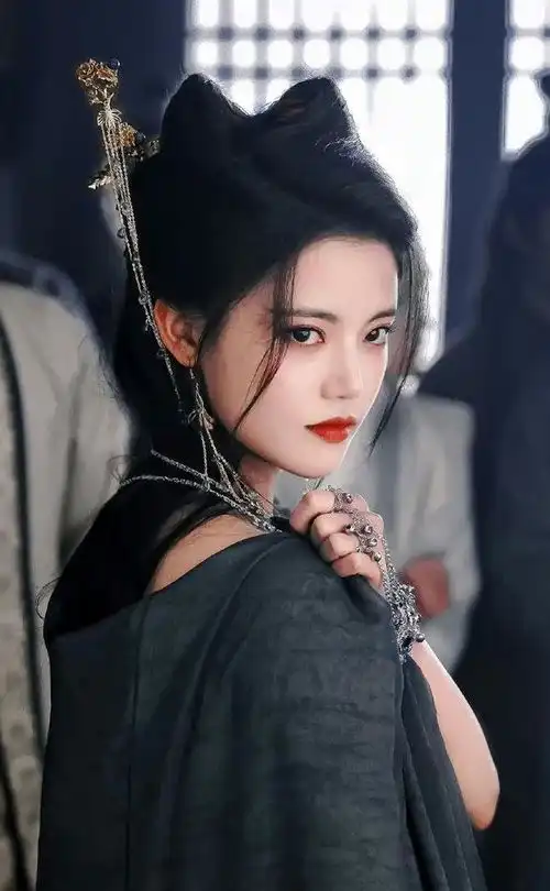 孙珍妮从塞纳河的美人鱼到长月烬明中的小狐妖
