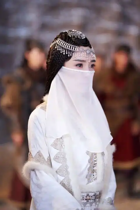 彭小苒杨幂唐嫣赵丽颖钟欣潼迪丽热巴这些女明星的异域造型谁最美
