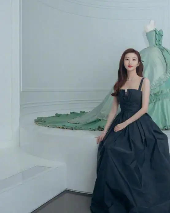 贵气造型景甜是标杆,长裙卷发太标志,高腰褶皱才精美