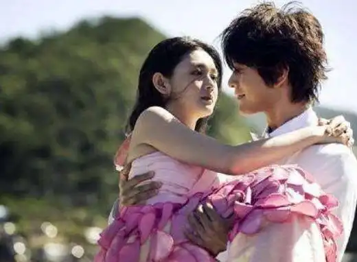 再看泡沫之夏才发现竟隐藏这么多美女,颜值都不比张雪迎低