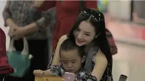 辣妈抢电视联想智能电视卖场遭疯抢
