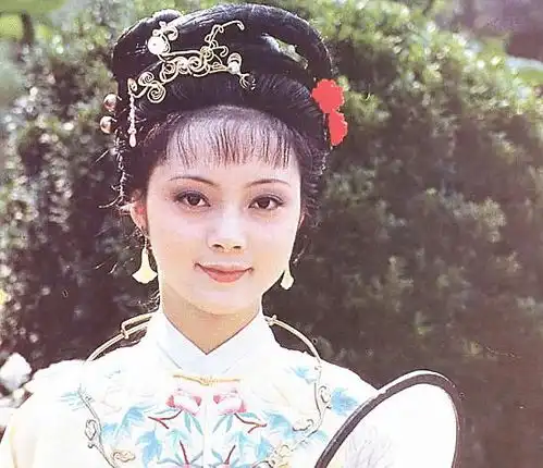 薛宝钗近照曝光,55岁依旧肤白貌美,穿粉色外套少女感十足
