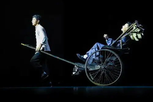 遇见宁波有戏岑颖当名著站上舞台话剧四世同堂观后