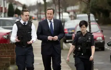 卡梅伦走访移民蜗居点被震惊