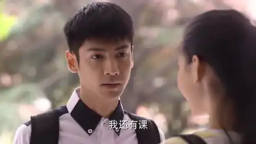 何以笙箫默女主刚进大学就看上了校草罗云熙,展开疯狂追爱记
