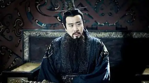 老农意外挖出兵马俑,却发现一处诡异细节,由此揭开秦朝覆灭原因