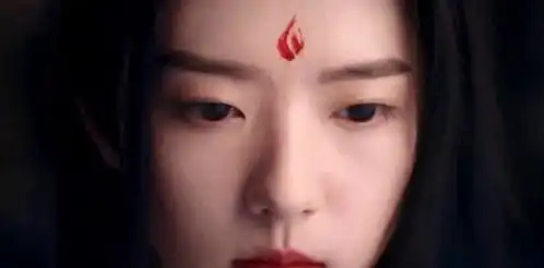 何蓝逗一念关山女装亮相
