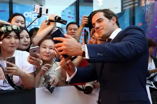 碟中谍6全面瓦解韩国首映礼主创比心掀高潮,合影签名人气高