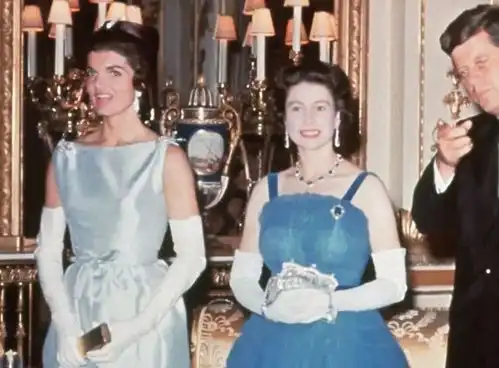 60年前,英女王和杰奎琳两大美人同框,还都穿蓝色系裙,谁更美呢
