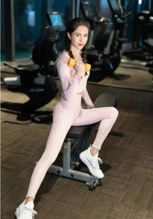 李若彤张丰毅大秀肌肉,加起来120岁比年轻人还壮,网友冻龄人