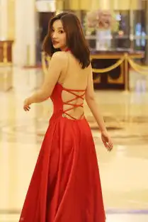 柳岩大尺度mv剧照曝光着粉红色泳衣挑逗帅哥