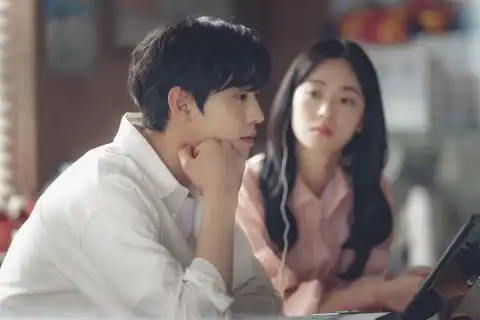 安孝燮全余贇姜勳主演韩版想见你走进你的时间最新预告依旧是熟悉的下雨天录音带和日记本