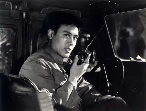 常遭姑娘们围观,中国影坛里比唐国强还帅资历还老的帅哥是他