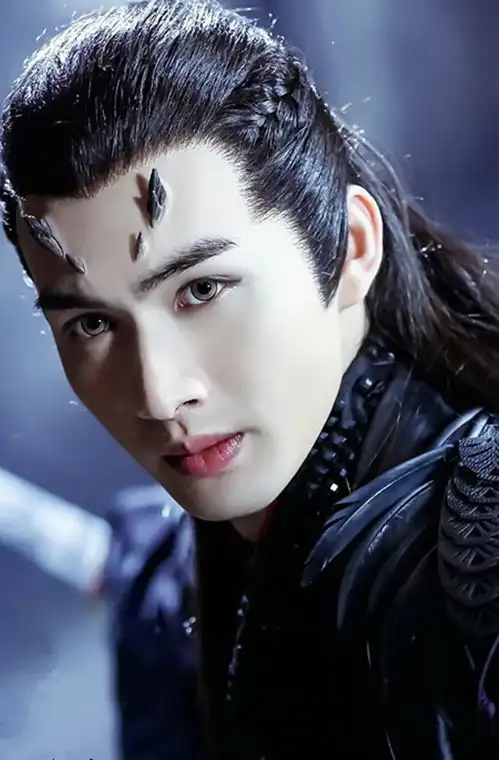 近日张彬彬借热剧司藤和暴风眼而爆火,是蹿红还是硬实力
