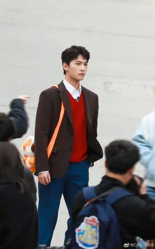 杨洋关晓彤的尬舞路透也太好笑了
