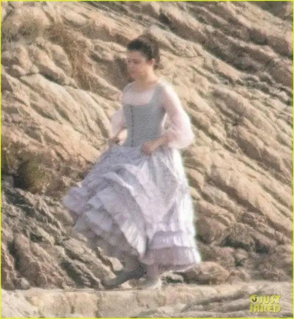 小美人鱼剧组爆发疫情新片场照王子湿身亮相
