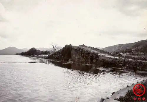 晚清老照片家属给戴枷囚徒喂饭,杭州西湖断桥有荒凉之感