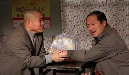 剧中她演的是带领村民脱贫的女干部,是一名才女,剧外颜值很高
