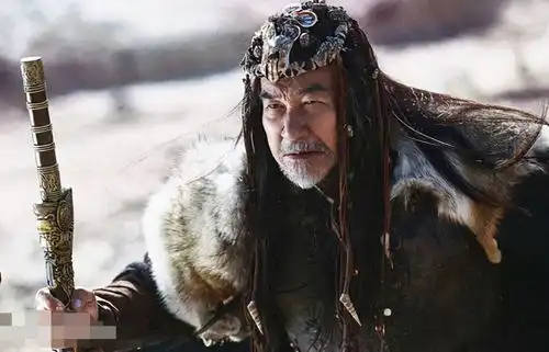 一生只演武侠片,却没武术功底,70岁梁家仁被称为奇迹演员
