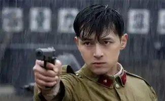 他捧红了靳东和王凯,自己却喜欢跑龙套,王凯曾为他下跪表示感谢