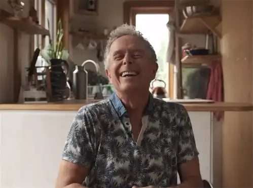 一位60岁大爷买下18㎡蜗居,独居5年的日子很松弛,网友也是服