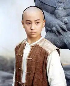 31岁释小龙疑恋情曝光,开400万豪车带高颜值美女回家,家境显赫