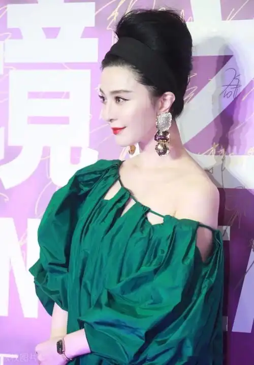 范冰冰出席活动一袭绿色直筒裙惊艳众人
