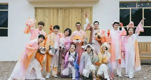 桃花坞中耍大牌第一人,助理帮忙穿衣服,无视郭麒麟周也
