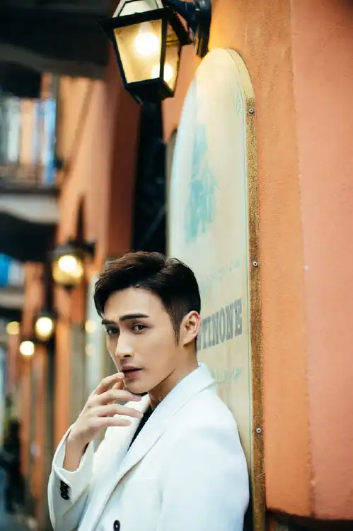 张彬彬新造型爆光,网友最耀眼的还是你的那一字眉