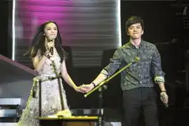 姚晨助阵李健演唱会献独唱前宣称正在寻找爱
