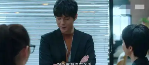 盛装第一集套用穿普拉达的女王梗,比拼16年前的时尚进步多少
