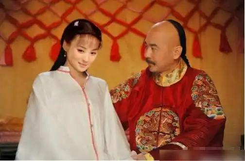 甄嬛传皇帝为何会宠幸一个微贱的宫女赤芍你看赤芍长得像谁