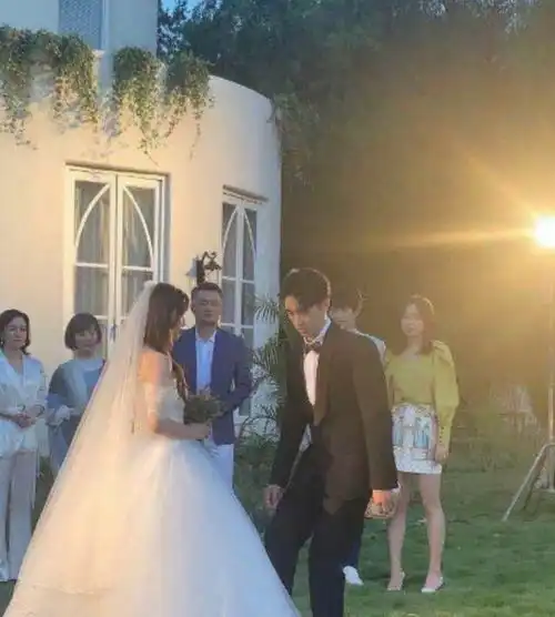 杨超越许魏洲结婚第一现场照流传,不加滤镜也像童话