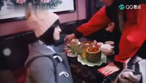 王鹤棣沈月流星花园花絮,棣棣用月月的筷子吃东西两人戏外这么甜的吗
