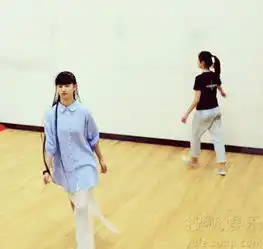 小彩旗清纯饰演话剧版静秋素颜排练发辫独特
