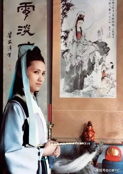 栊翠庵品茶,一向高傲的妙玉却笑迎贾母,她是否是个心机婊