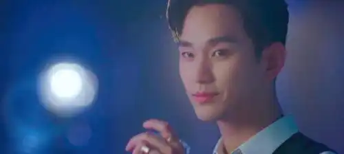 金秀贤超强回归穿骚气粉意外惊艳,超a气场完胜最帅李敏镐