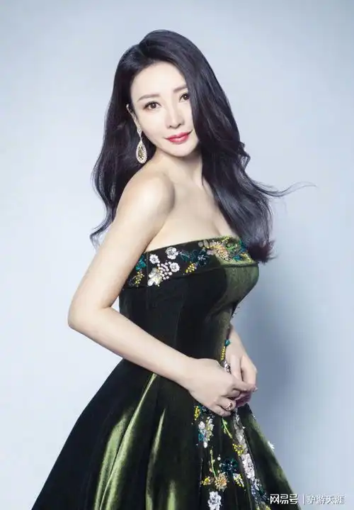 柳岩嫩绿色抹胸裙造型上围超吸睛