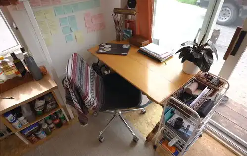 她低价买下10㎡迷你房,蜗居日子转眼已1年,网友自得其乐
