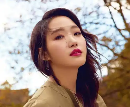 单眼皮女生的经典穿搭,鬼怪女主金高银,演绎今秋轻熟女神范儿